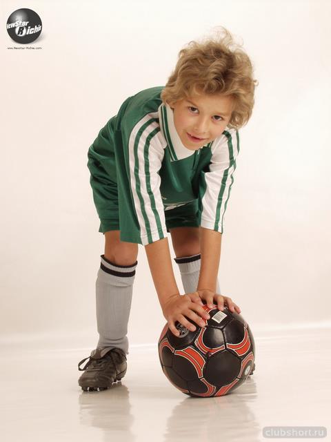 Мяч шортс. Денни мальчик фотомодель с мячиком. Маленький Ричи. Мяч shorts фото.